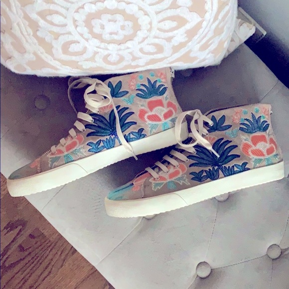 🌸 Rebecca Minkoff Zaina NIB Embroidered Sneakers - Picture 5 of 8